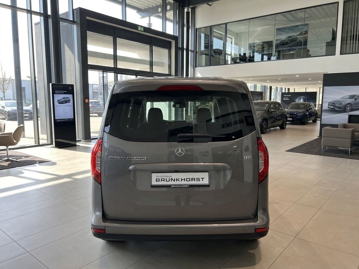 Mercedes-Benz Citan Tourer Heckansicht grau metallic - Rückseite des kompakten Familienvans im Autohaus