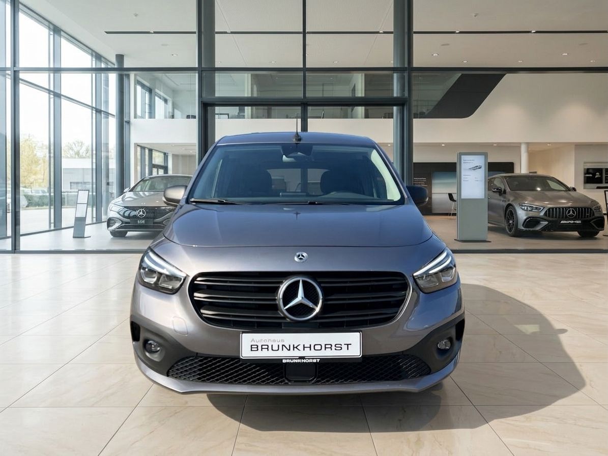 Mercedes-Benz Citan Tourer Frontansicht grau metallic - Vorderseite des kompakten Vans im Showroom