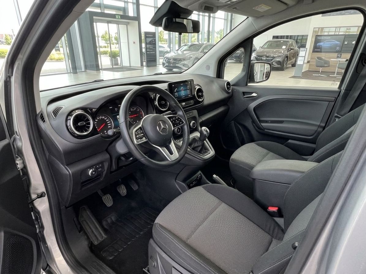 Mercedes-Benz Citan Innenraum anthrazit - Cockpit mit Lenkrad, Armaturenbrett und Fahrersitz