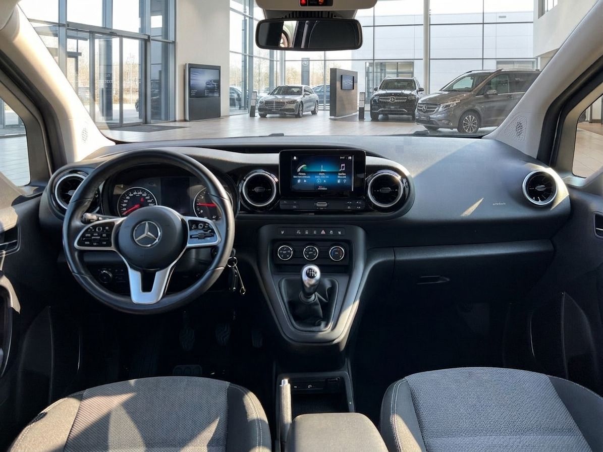 Mercedes Innenraum mit Lenkrad, Dashboard und Infotainment-Display im Autohaus