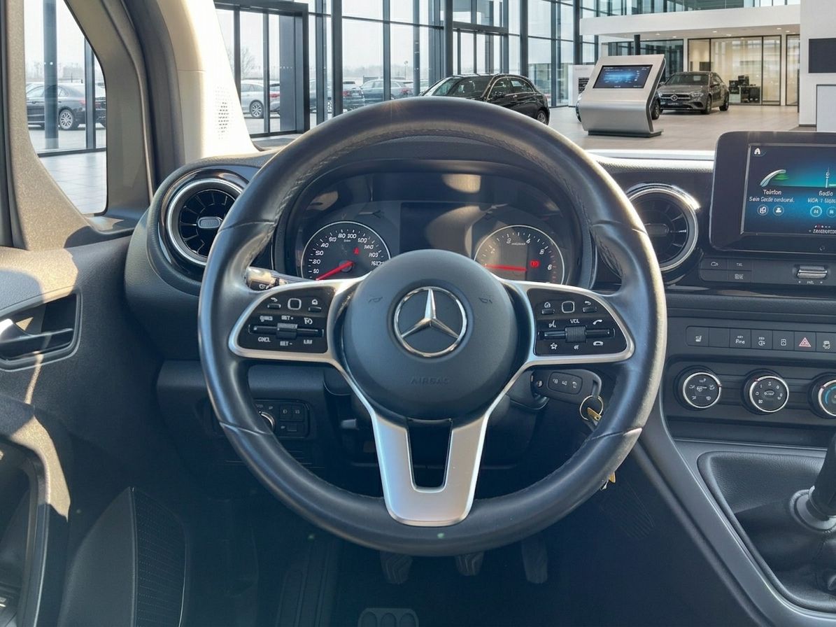 Mercedes Lenkrad mit Multifunktionstasten und Armaturenbrett im Detail