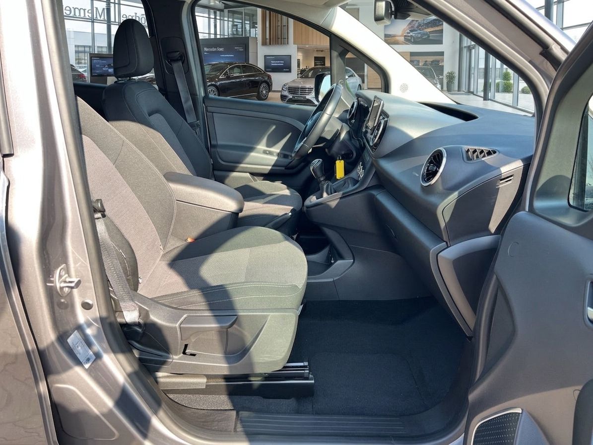 Mercedes Fahrerbereich mit Sitzen und Cockpit im Autohaus