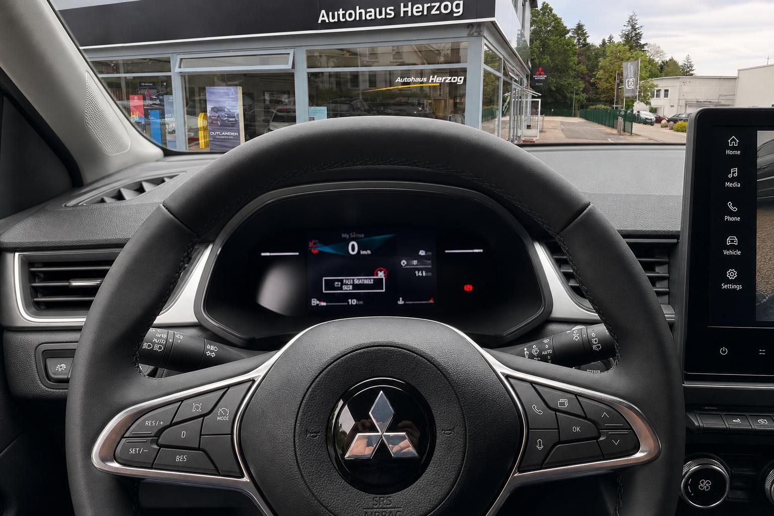 Mitsubishi ASX Innenraum Lenkrad und Armaturenbrett mit digitalem Display - moderne Fahrzeugausstattung