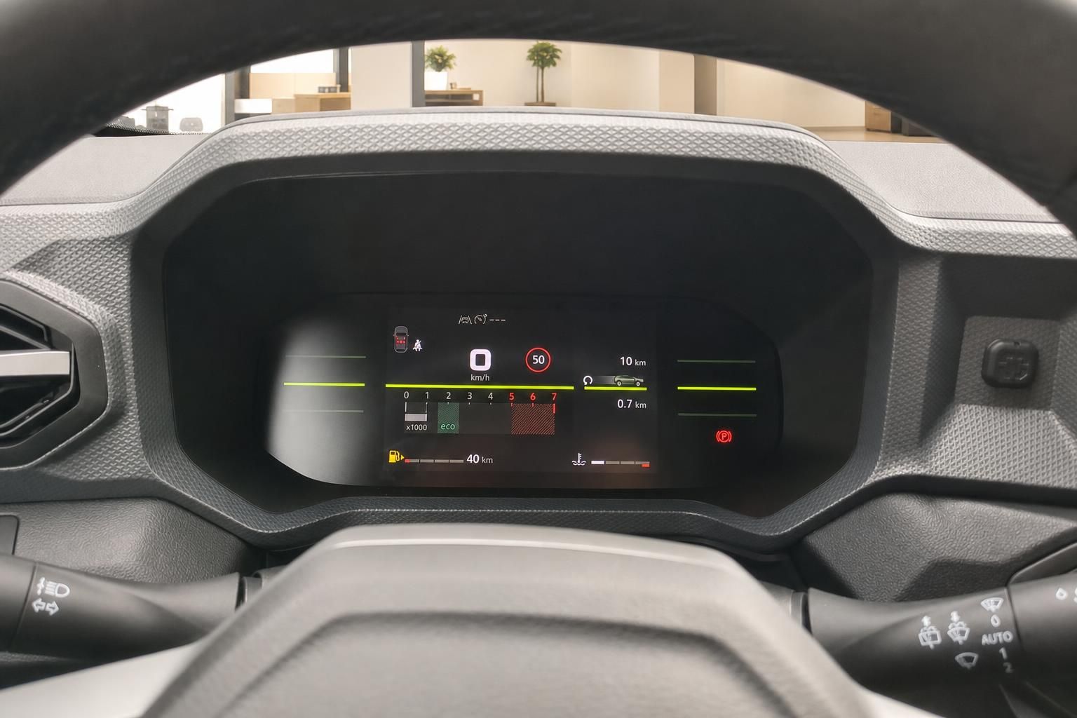 Cockpit-Ansicht mit digitalem Tacho und Lenkrad im Fahrzeuginnenraum