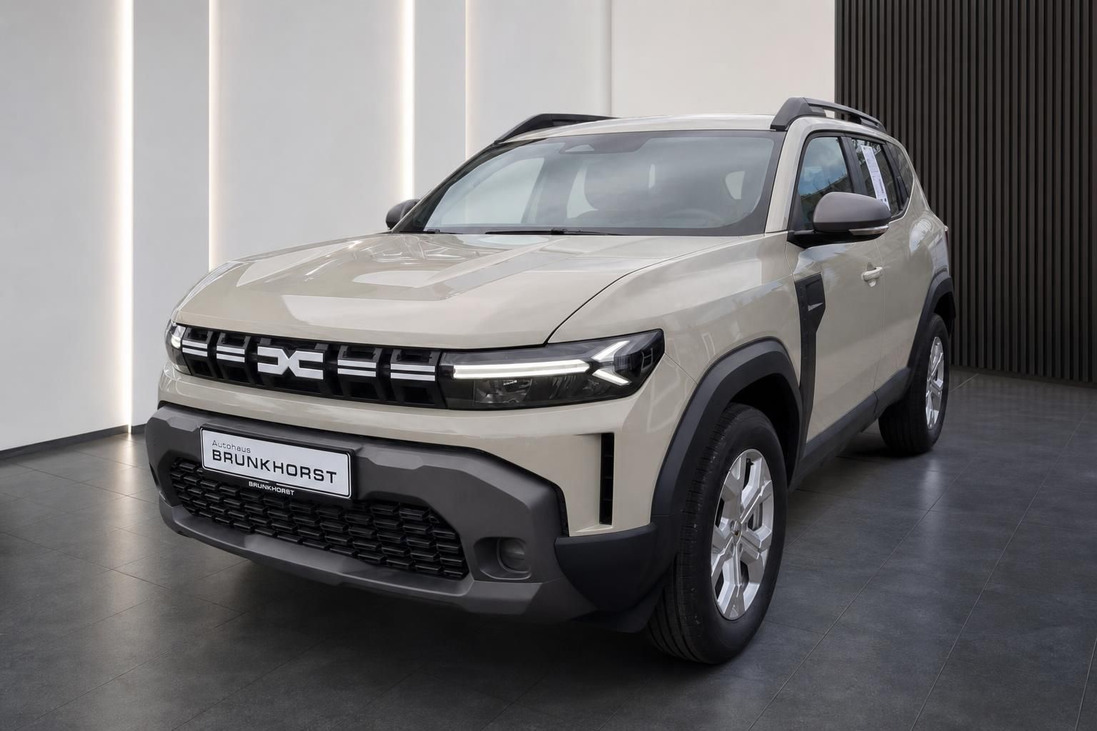 Dacia Duster SUV in Beige, Frontansicht schraeg im Autohaus Brunkhorst