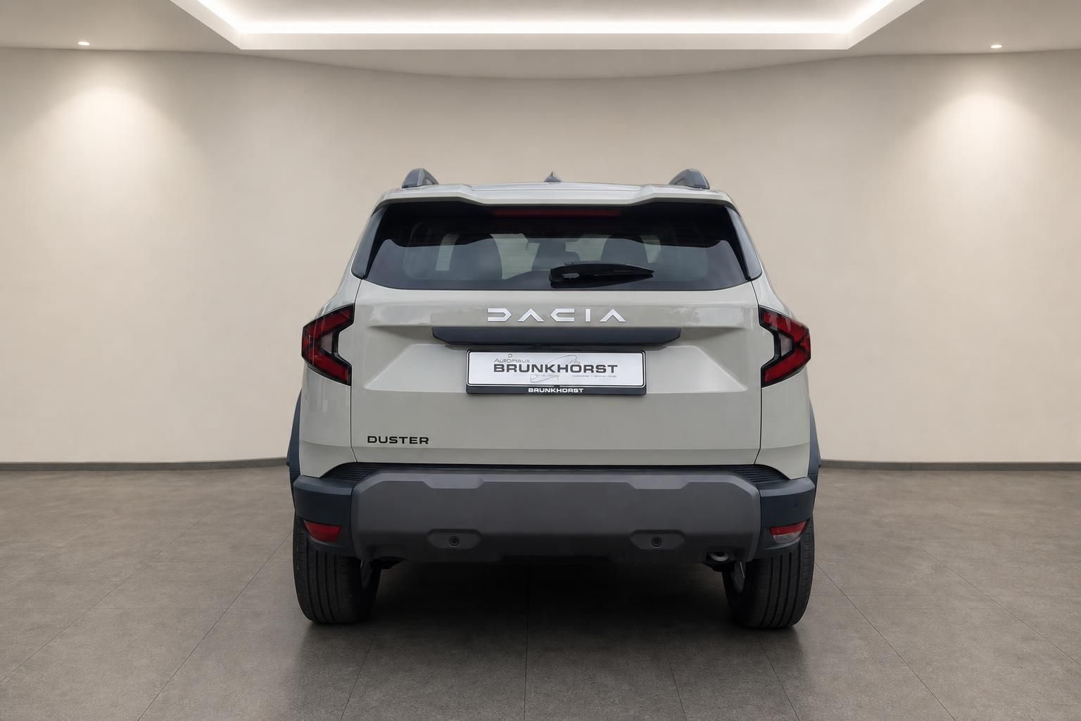 Dacia Duster in Weiss, Heckansicht mit Duster-Schriftzug im Showroom