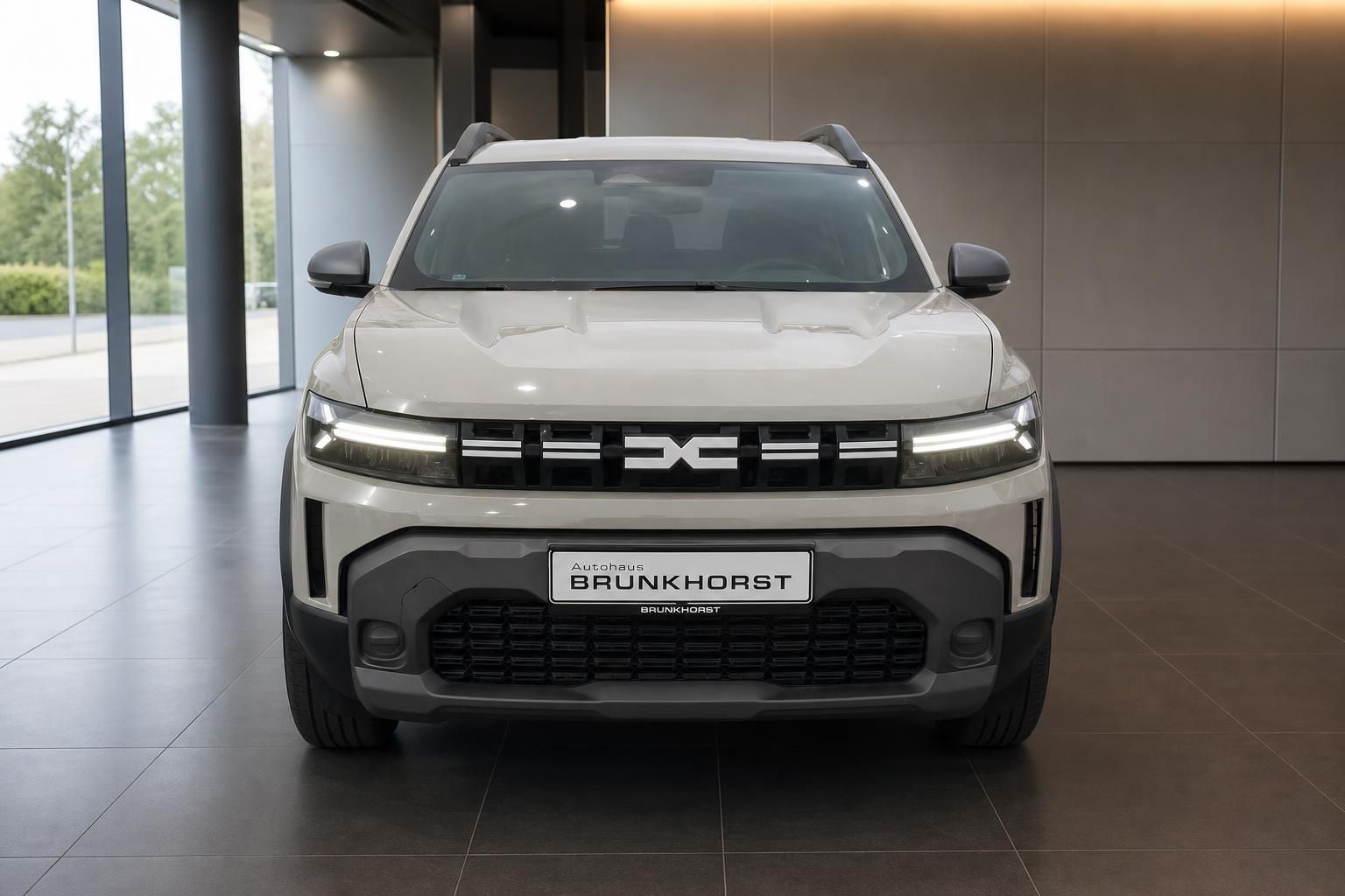 Dacia Duster SUV in Beige, Frontalansicht im Autohaus Brunkhorst