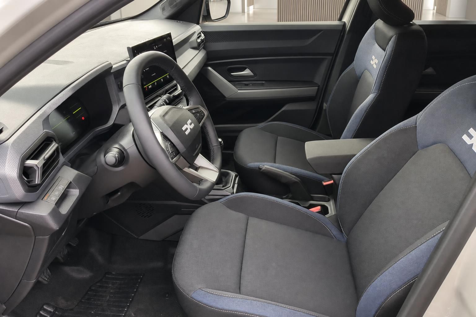 Dacia Duster Innenraum, Vordersitze und Cockpit im Detail