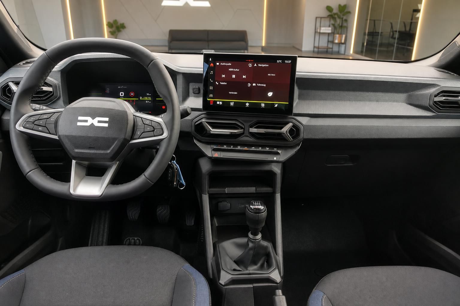 Dacia Duster Cockpit mit Lenkrad, Schaltung und Touchscreen-Display