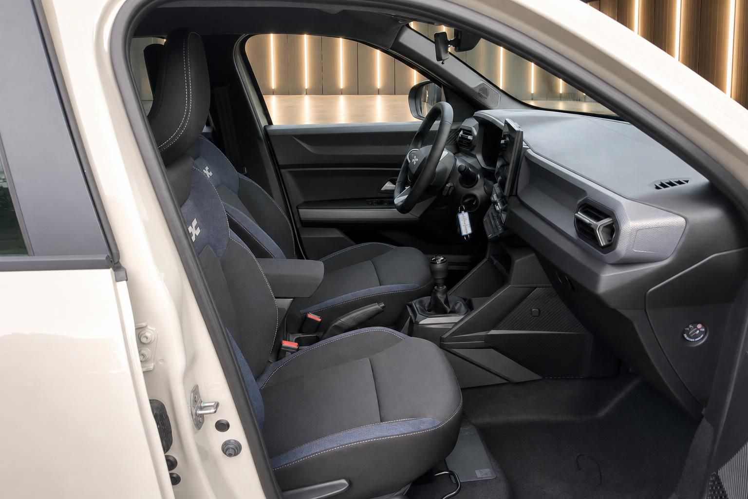 Dacia Innenraum Vordersitze mit Sportsitzen und Schaltgetriebe