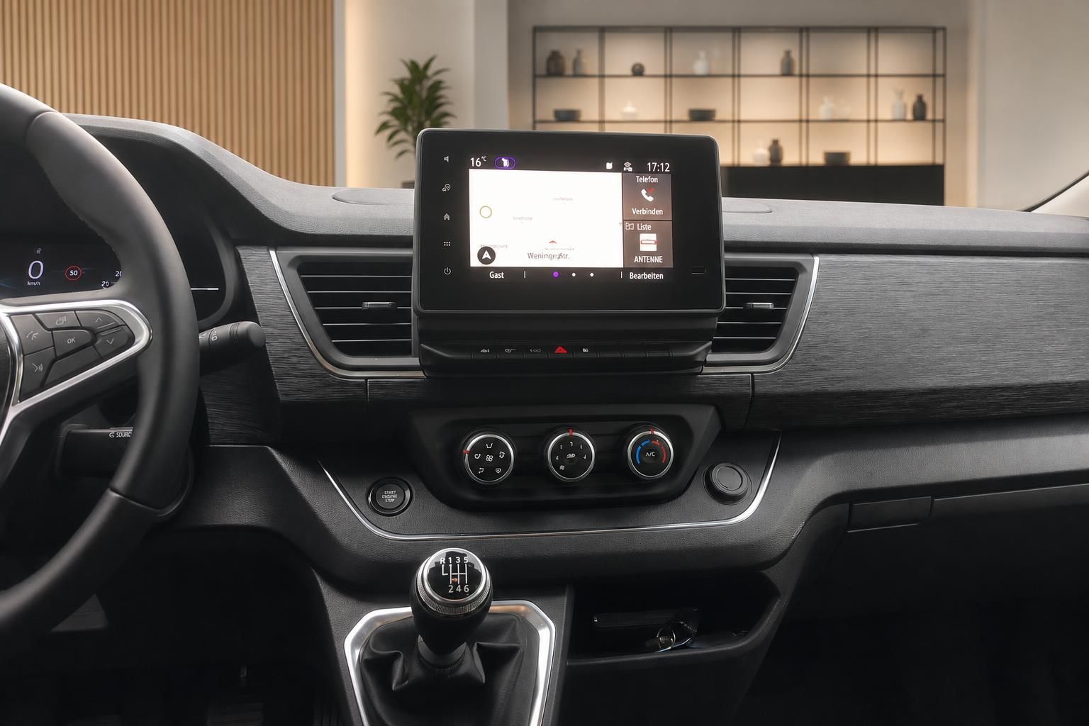 Infotainment Display und Mittelkonsole im Fahrzeug
