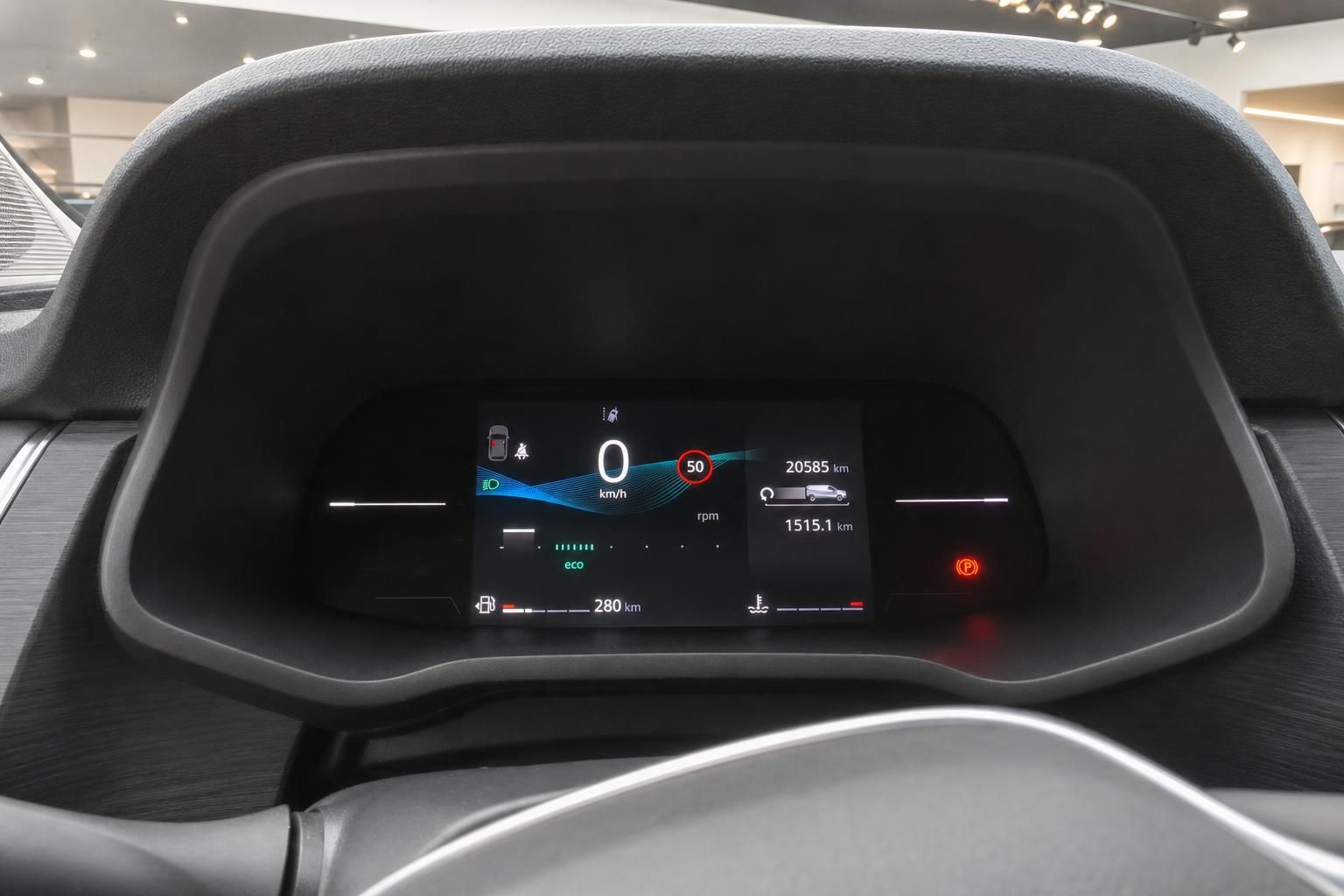 Digitales Kombiinstrument mit Tachoanzeige und Bordcomputer im Fahrzeug