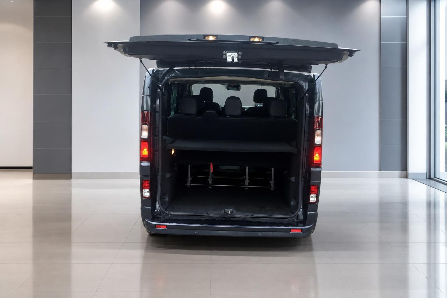 Van mit geoeffneter Heckklappe und Blick in den Laderaum