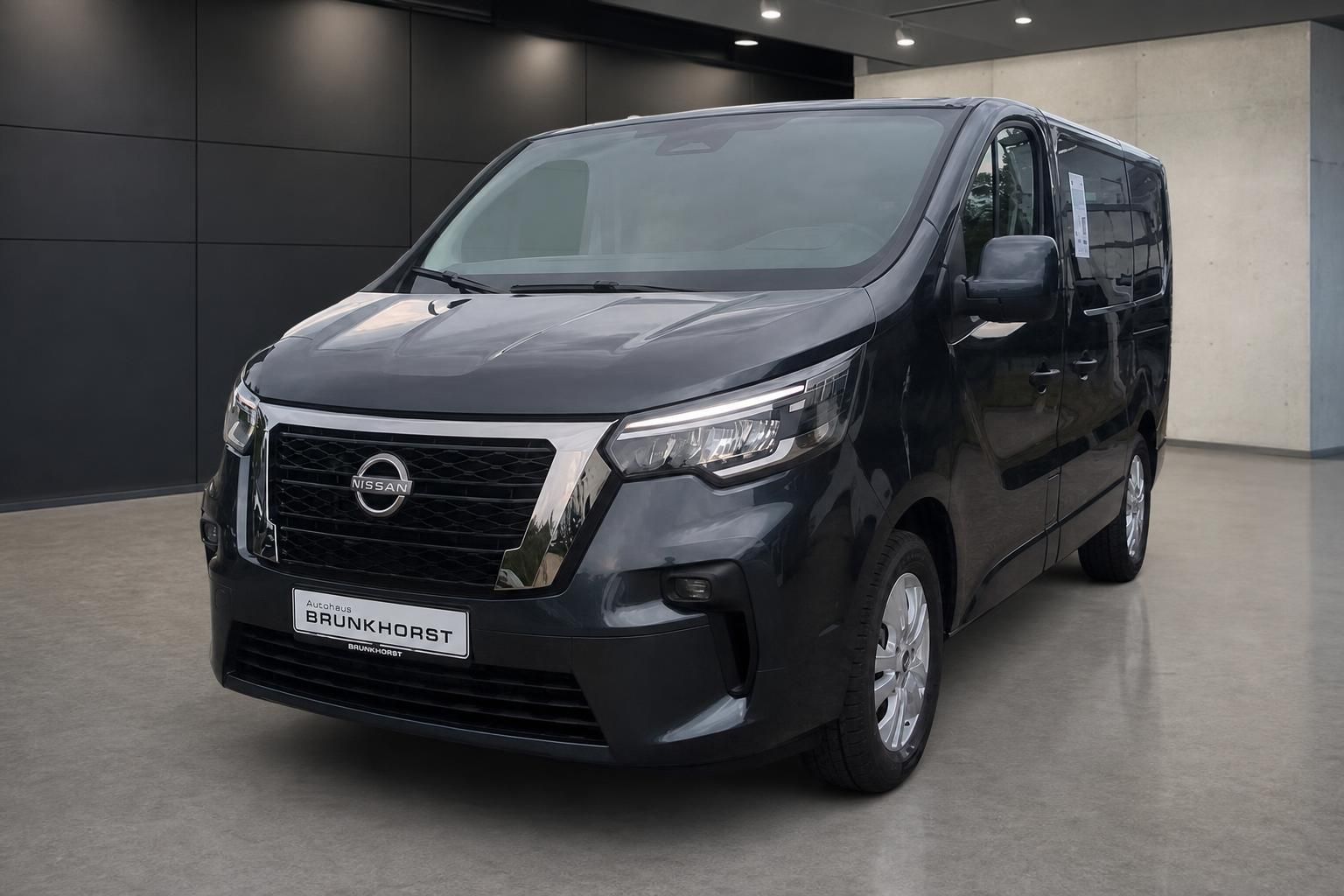 Nissan Primastar Van in Grau seitliche Frontansicht Autohaus Brunkhorst