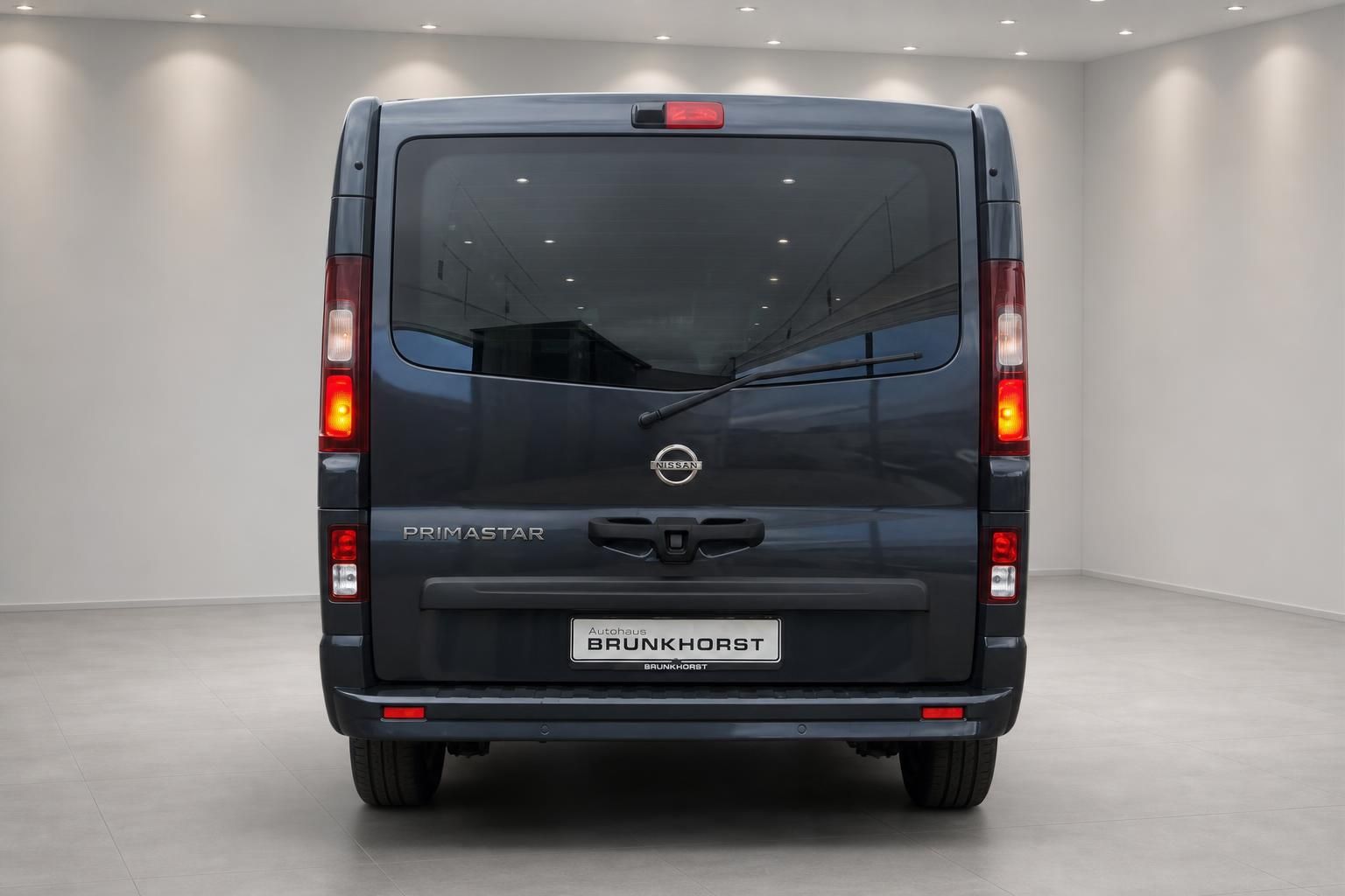 Nissan Primastar Heckansicht mit Rueckleuchten im Autohaus Brunkhorst