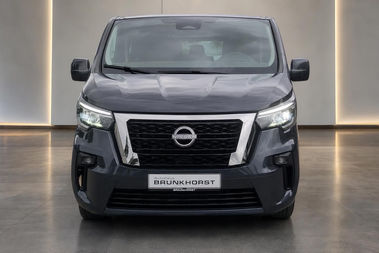 Nissan Primastar Frontansicht in Anthrazit im Autohaus Brunkhorst