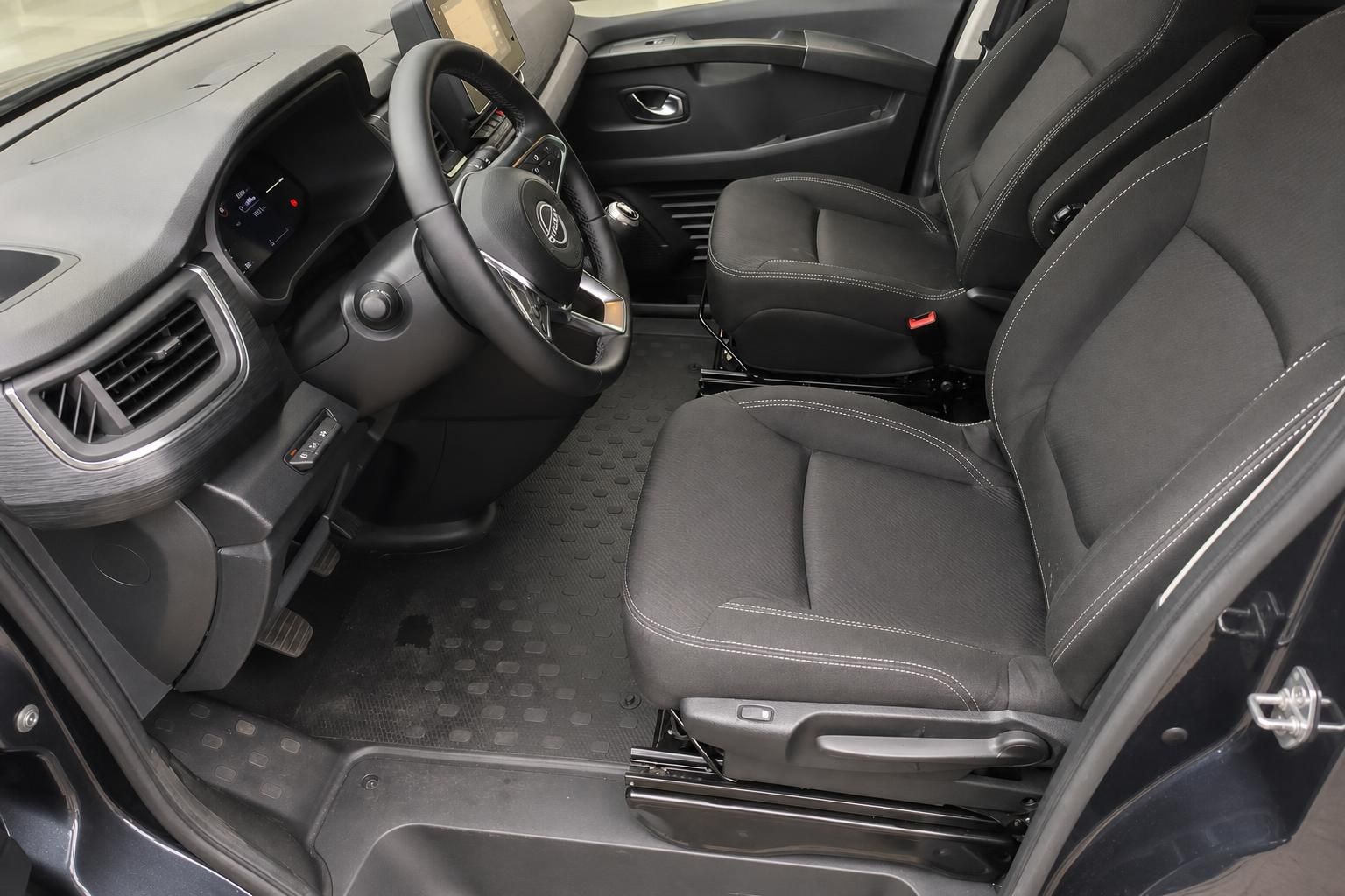 Nissan Primastar Innenraum mit Vordersitzen und Armaturenbrett