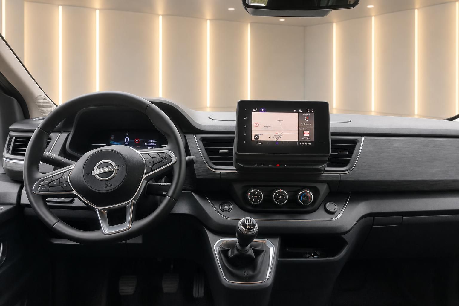 Nissan Primastar Cockpit mit Lenkrad und Touchscreen Navigation