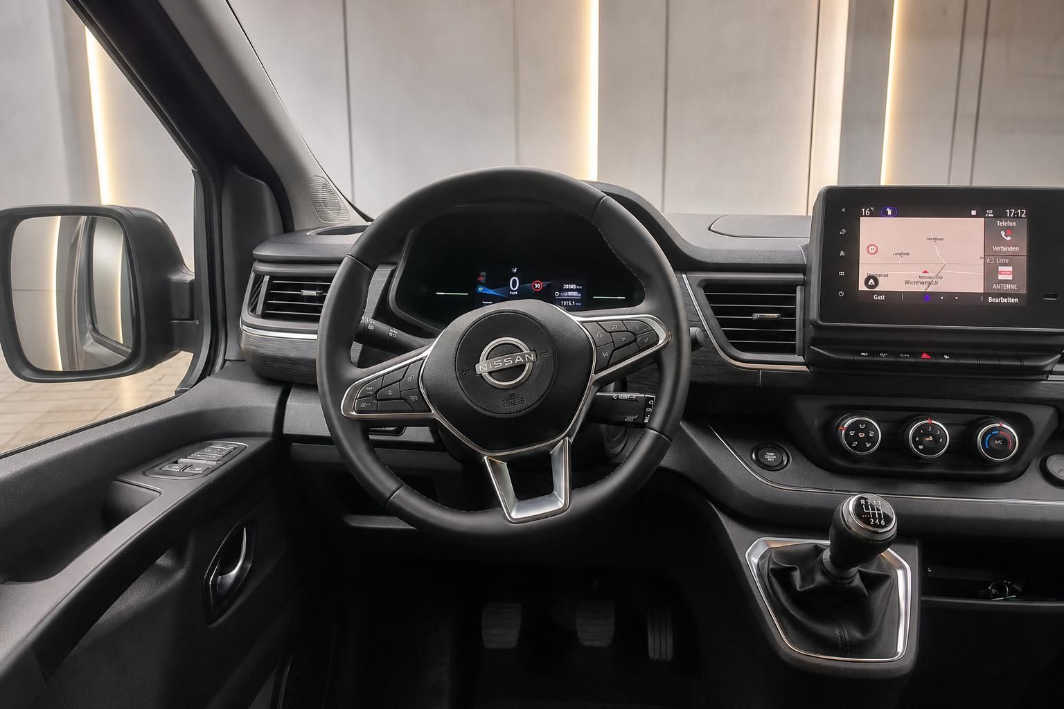 Nissan Lenkrad und Cockpit mit Navigationsdisplay