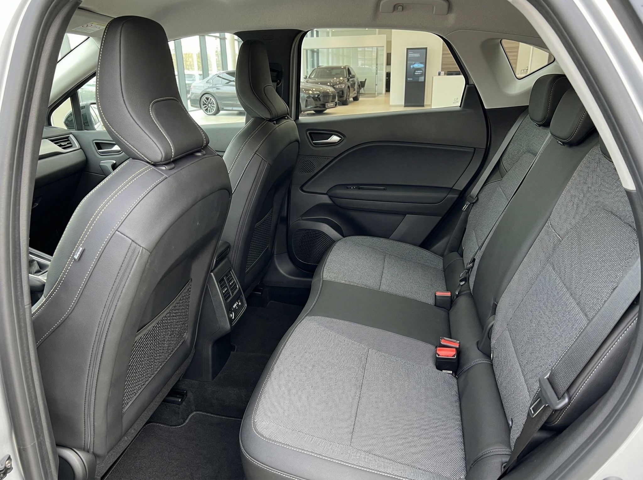 Renault Rücksitzbank mit grauen Stoffsitzen und modernem Innenraumdesign