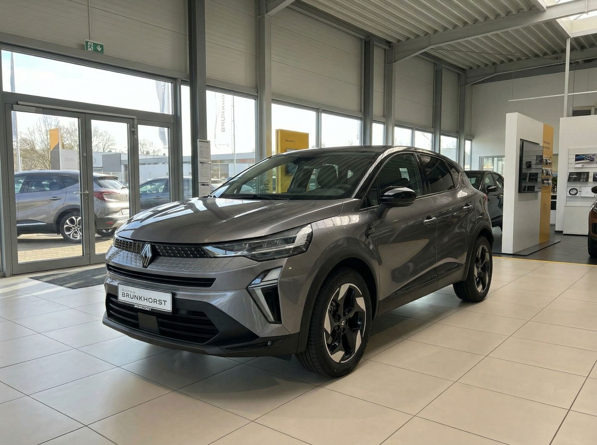 Renault Captur grauer SUV von vorne im Autohaus Showroom