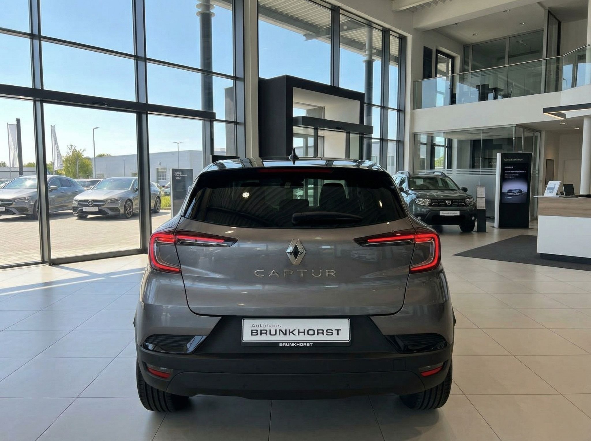 Renault Captur grauer SUV Heckansicht im Autohaus mit Brunkhorst Kennzeichen