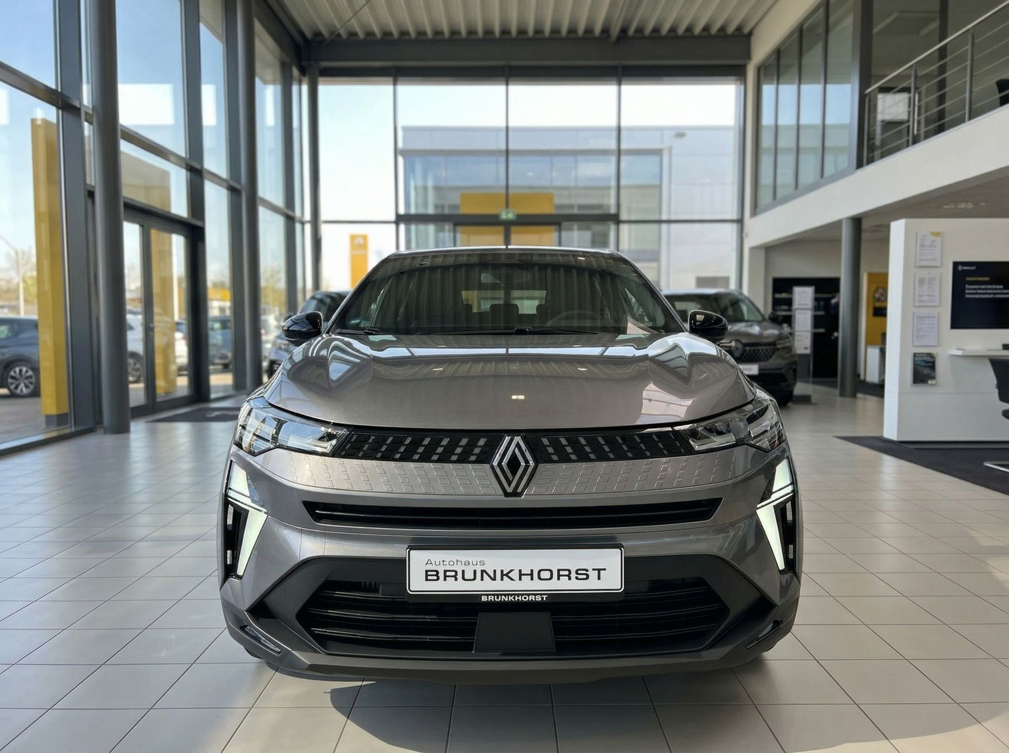 Renault Captur grauer SUV Frontansicht im Autohaus Showroom