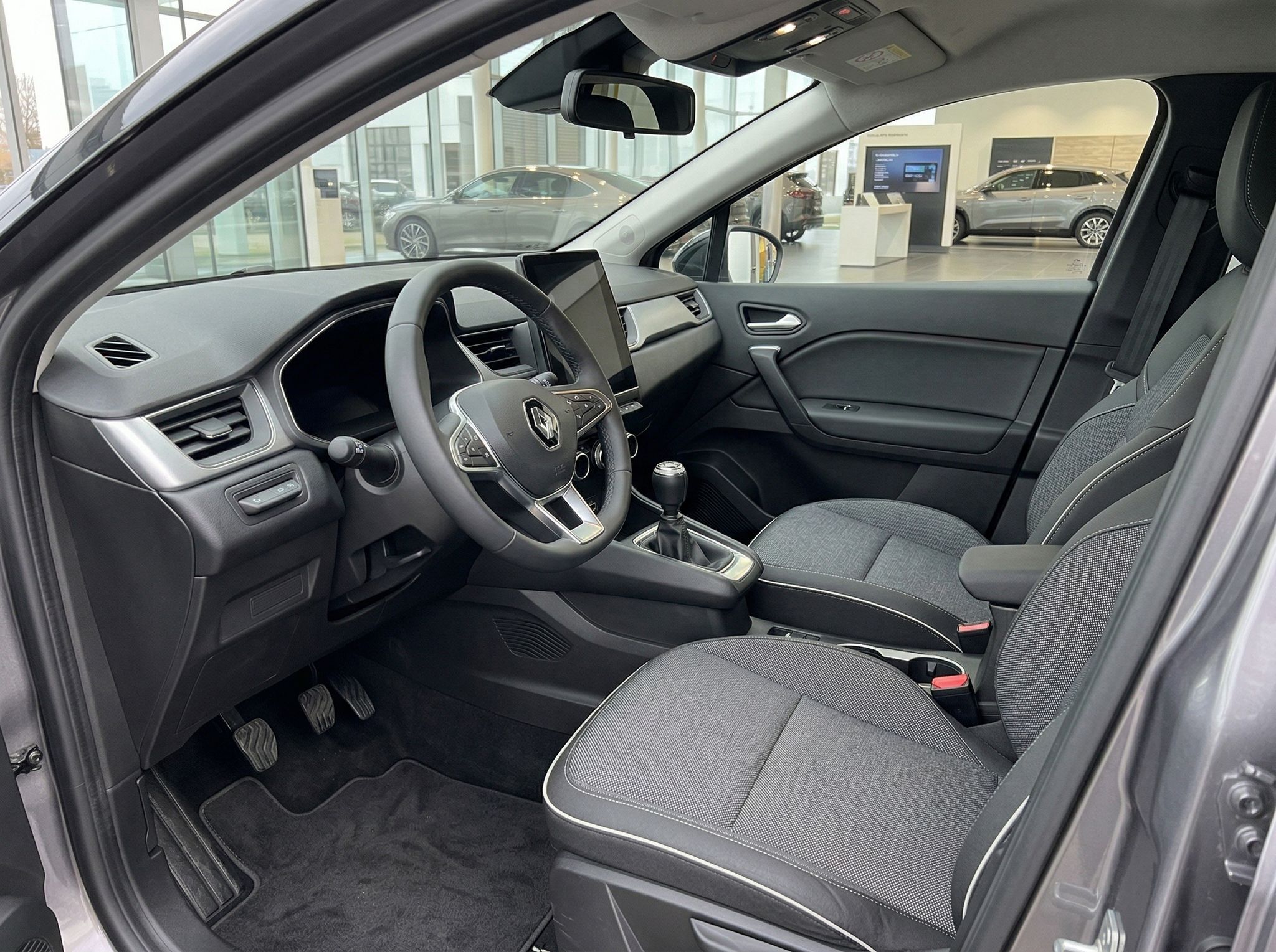 Renault Captur Innenraum Cockpit mit Lenkrad und Armaturenbrett grau