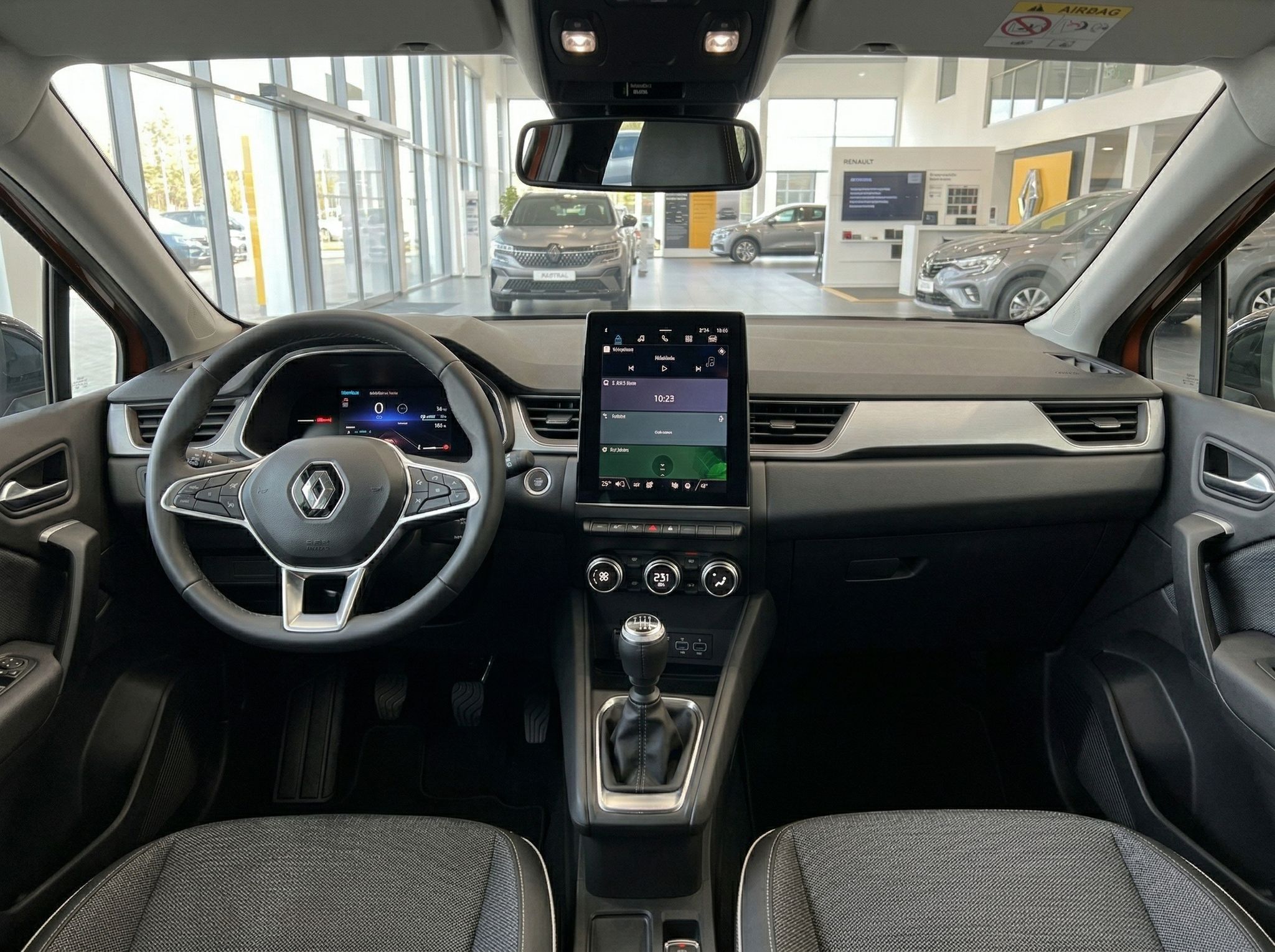 Renault Innenraum mit Lenkrad, Touchscreen-Display und modernem Cockpit-Design
