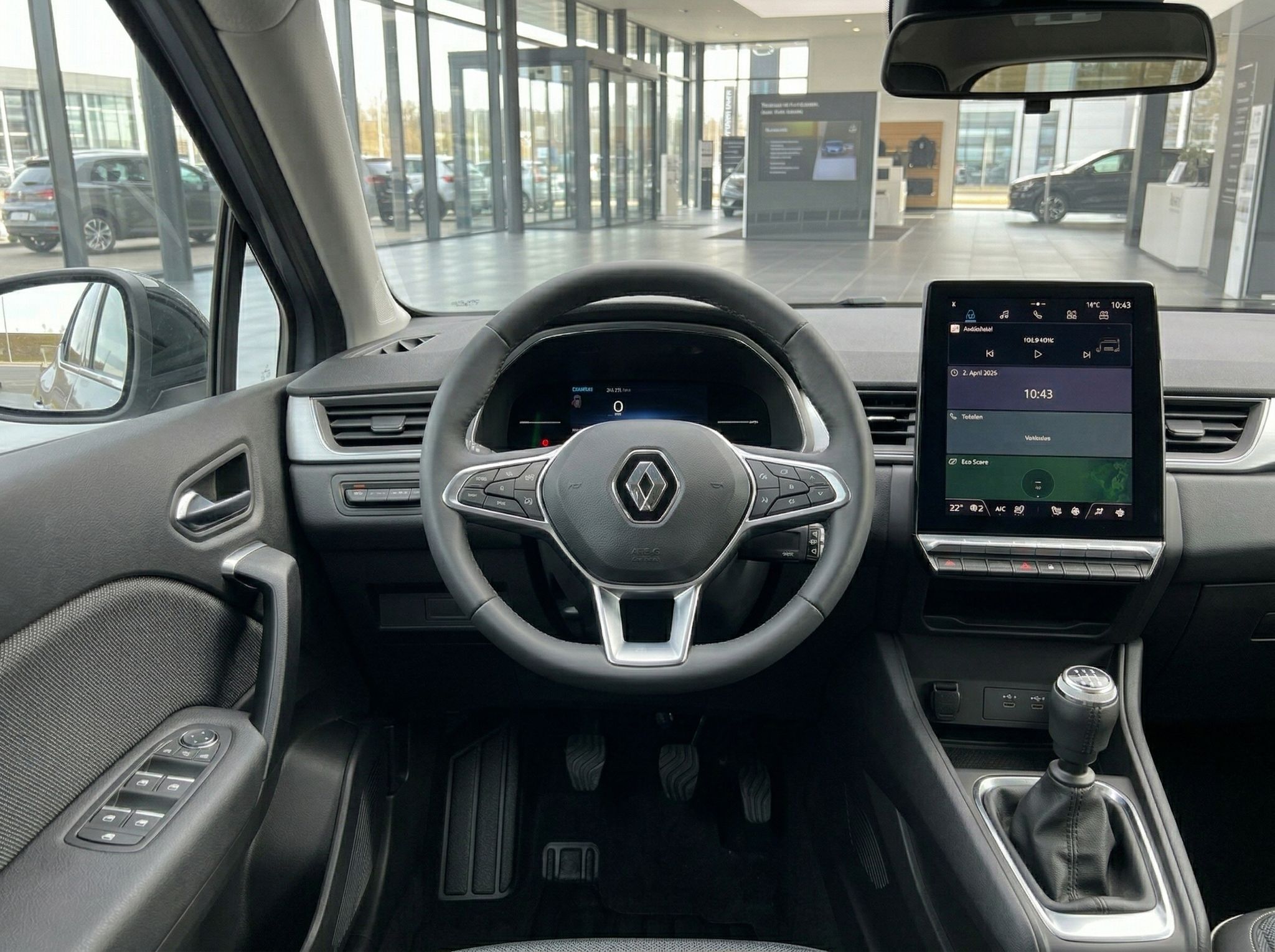 Renault Fahrerplatz mit digitalem Cockpit, Touchscreen und Schaltgetriebe