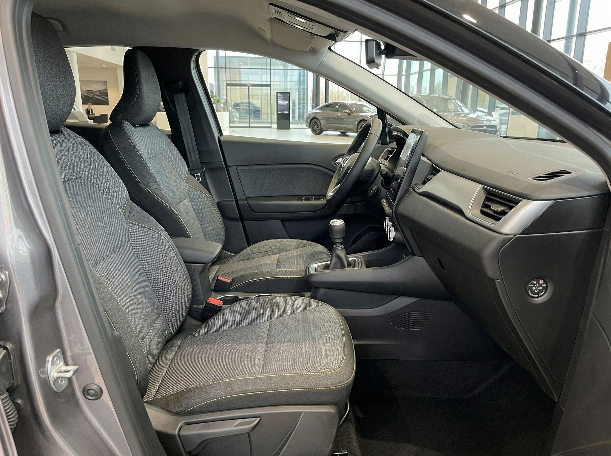 Renault Beifahrersitz und Innenraum mit grauer Stoff-Ausstattung