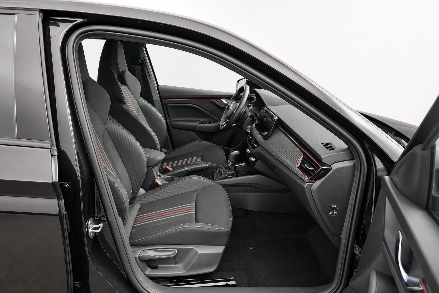 Skoda Fahrersitz und Cockpit Ansicht durch geoeffnete Fahrertuer