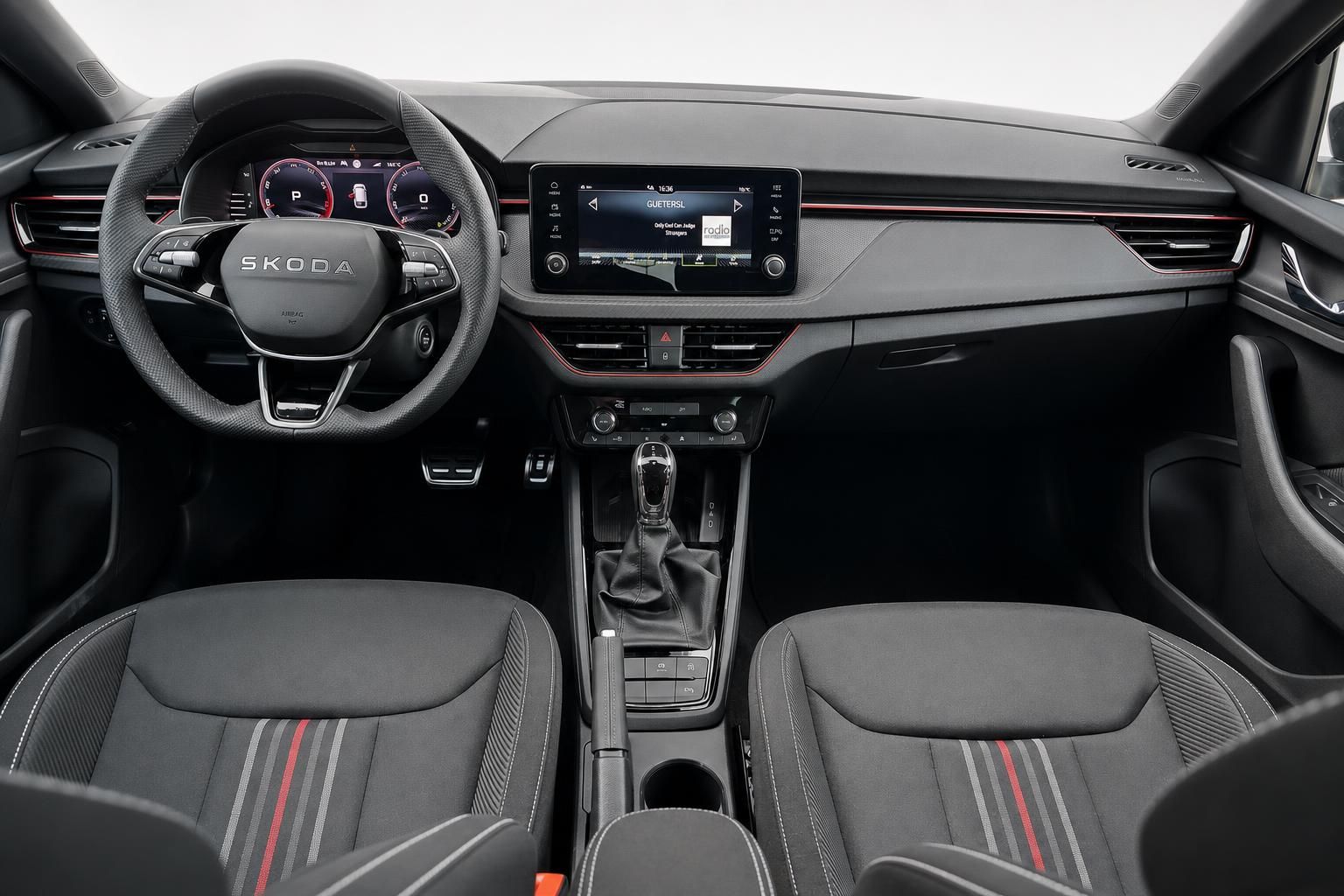 Skoda Cockpit mit Lenkrad Touchscreen und Vordersitzen im Detail