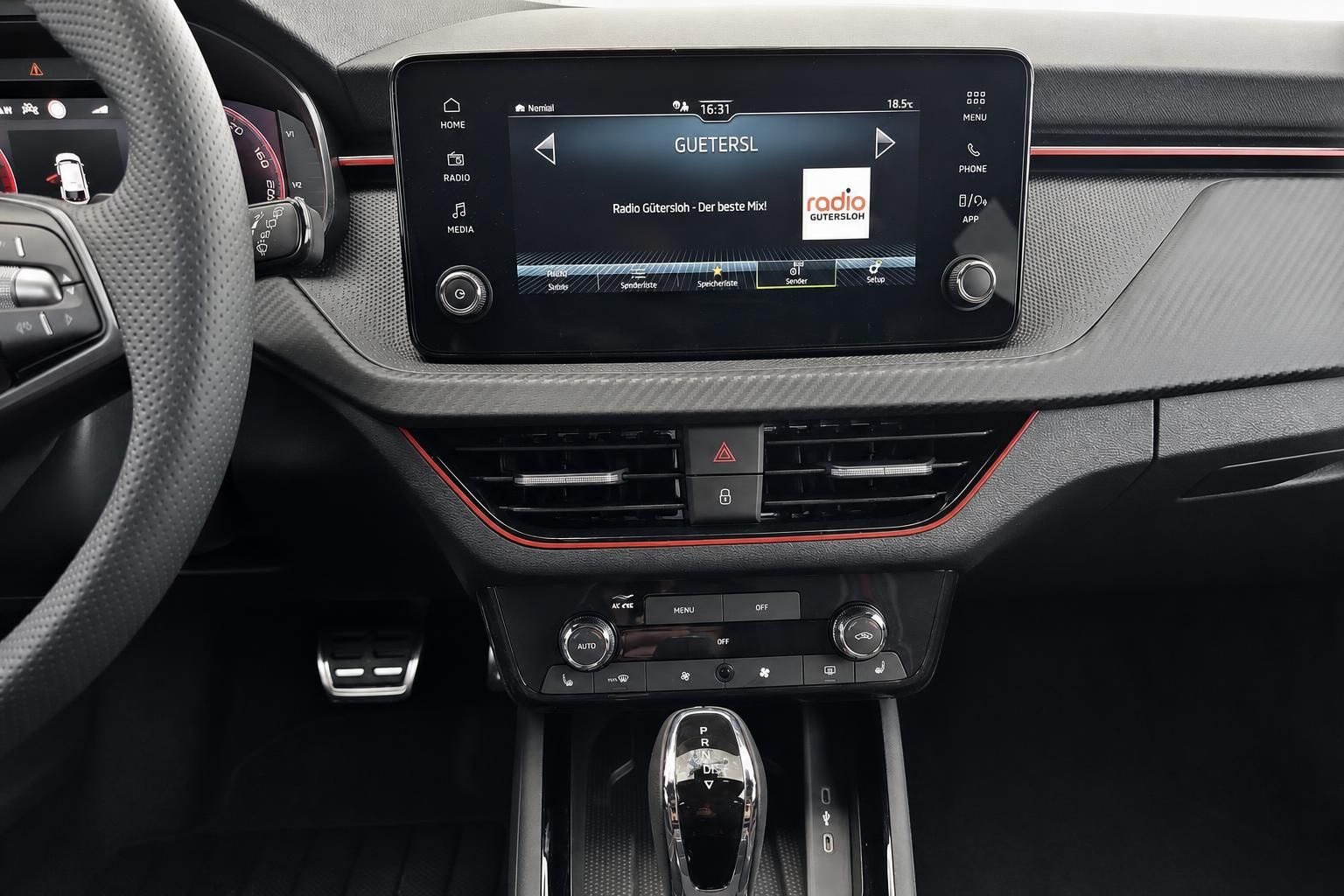 Skoda Cockpit Mittelkonsole mit Touchscreen Infotainment und Schaltung