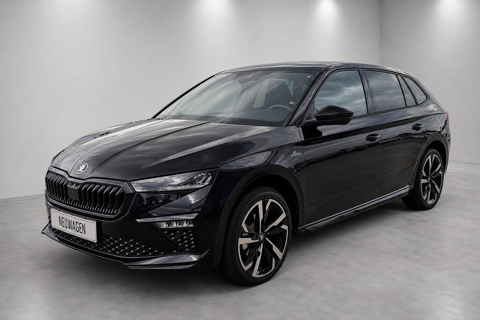 Skoda Scala schwarz Neuwagen Frontansicht seitlich im Studio