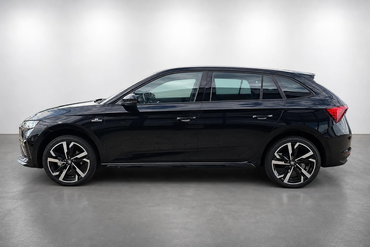 Skoda Scala schwarz Neuwagen Seitenansicht Studioaufnahme