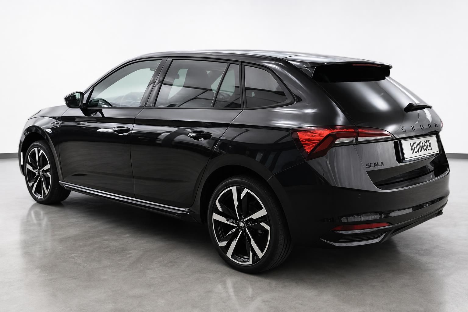 Skoda Scala schwarz Neuwagen Heckansicht seitlich im Studio