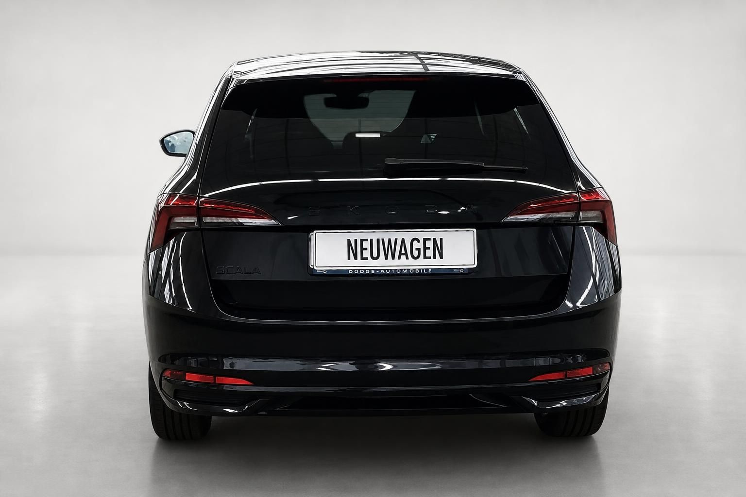 Skoda Scala schwarz Heckansicht Neuwagen Studioaufnahme