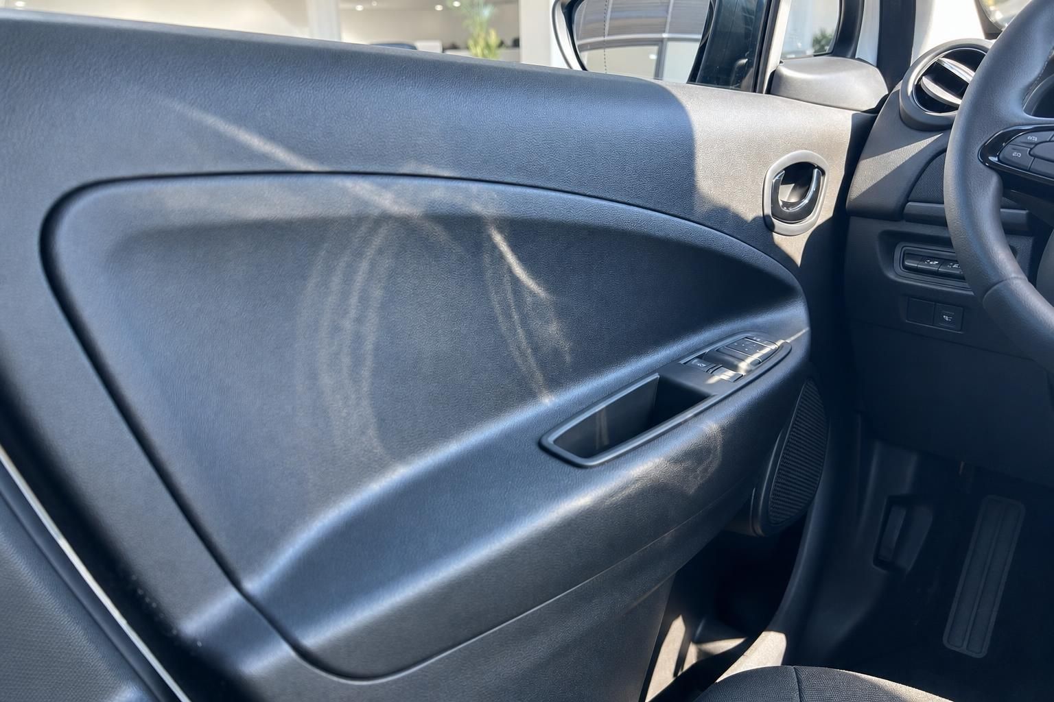 Renault Fahrzeuginnenraum Türverkleidung mit Fensterheberschaltern - Detailansicht