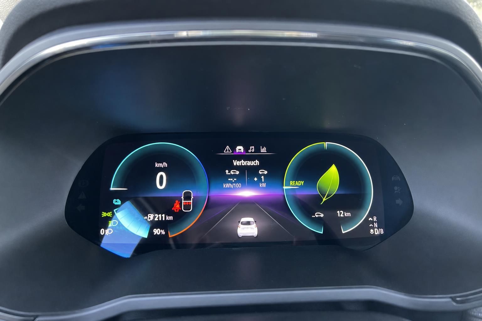 Digitales Cockpit Display mit Elektrofahrzeug-Anzeige und Verbrauchsmessung im Fahrzeuginnenraum