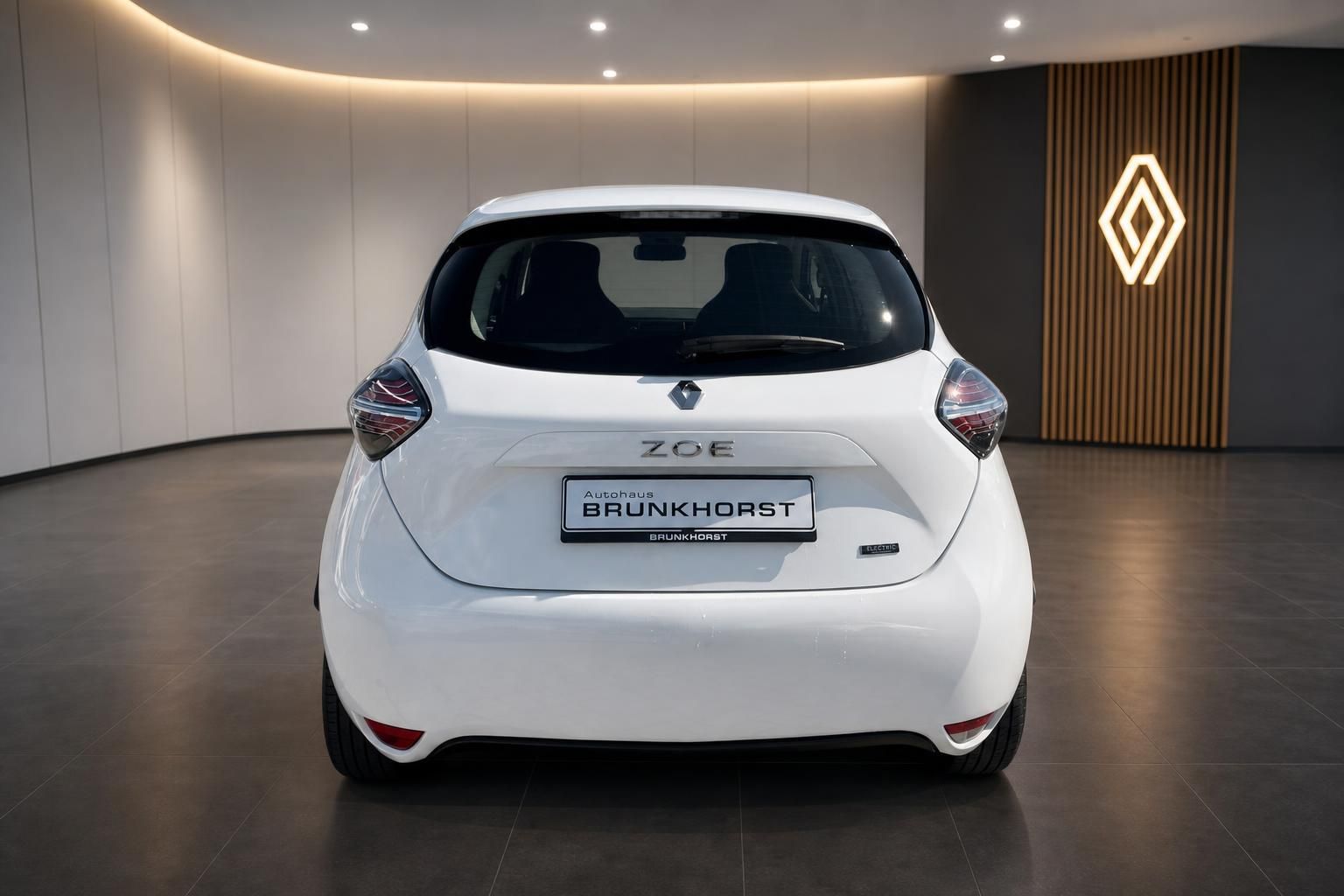 Renault ZOE Heckansicht weiß mit ZOE Schriftzug und modernen LED-Rückleuchten - Elektrofahrzeug hinten