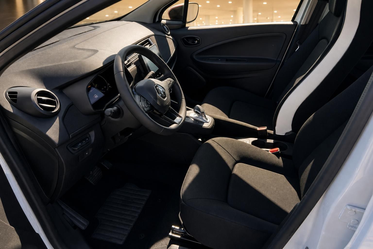 Renault ZOE Innenraum mit Lenkrad, Fahrersitz und modernem Cockpit - Fahrzeuginnenausstattung