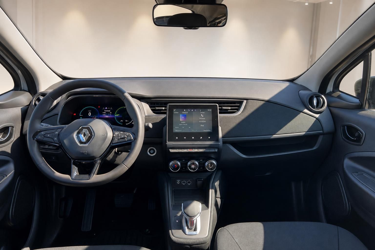 Renault ZOE Armaturenbrett mit Touchscreen, Lenkrad und digitalen Anzeigen - modernes Cockpit Design