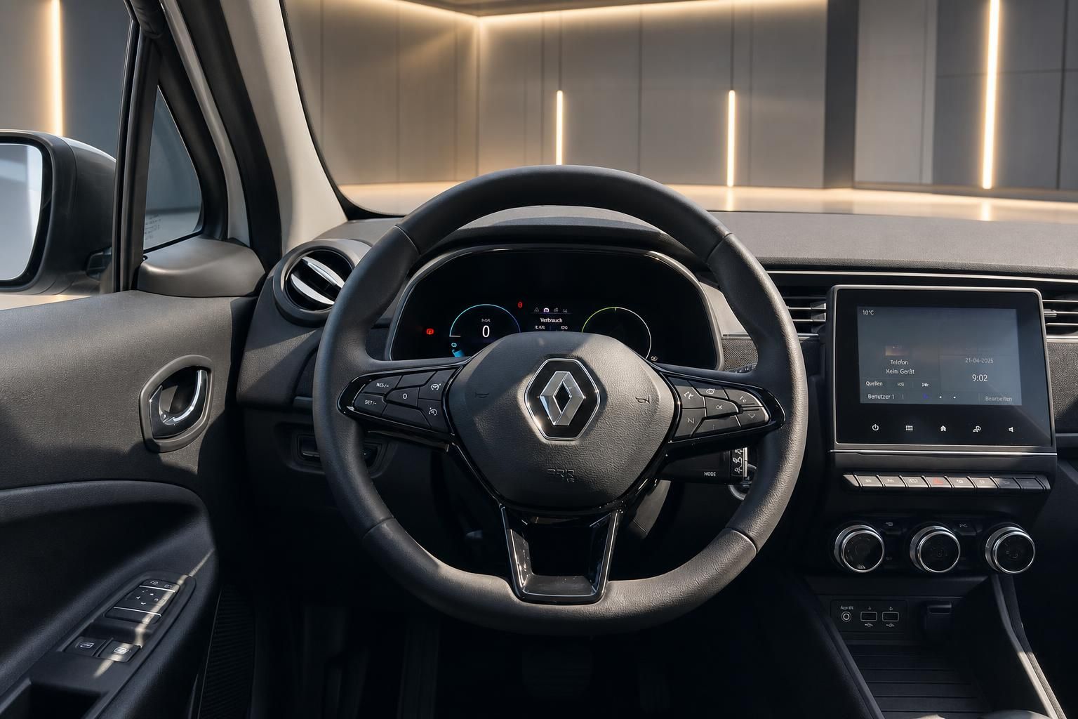 Renault Innenraum mit Lenkrad, Tacho und Infotainment-Display - Armaturenbrett Ansicht