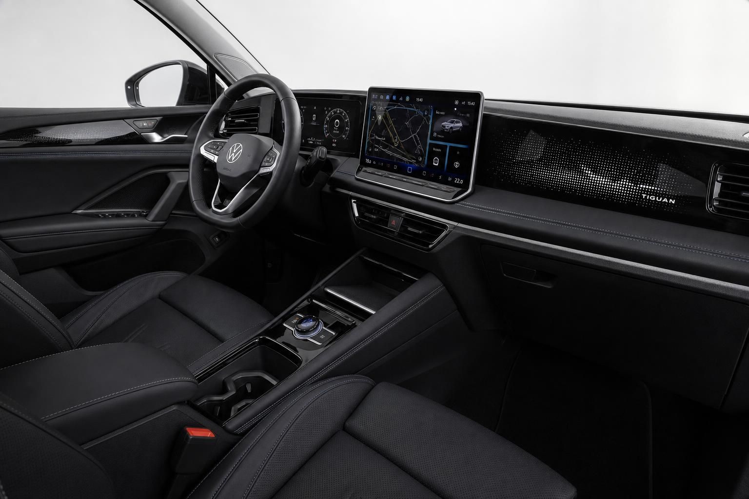 VW Tiguan Innenraum mit Cockpit, Lenkrad und Touchscreen-Infotainment