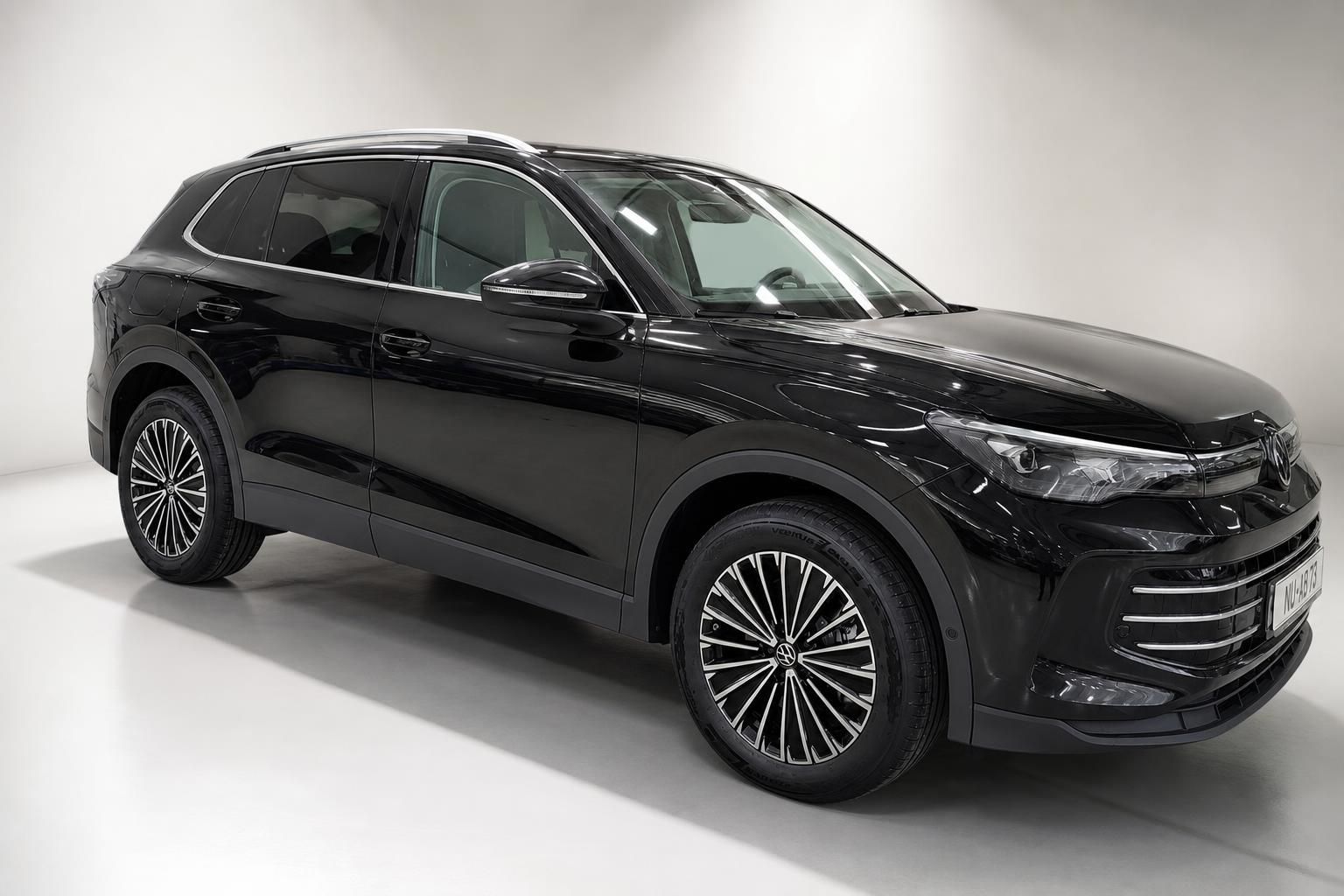 VW SUV schwarz Dreiviertelansicht vorne Studio