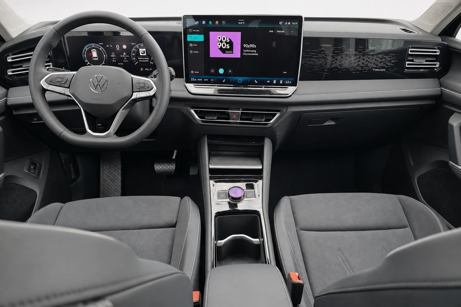 VW Tiguan Cockpit mit Lenkrad, Sitzen und Infotainment-Bildschirm