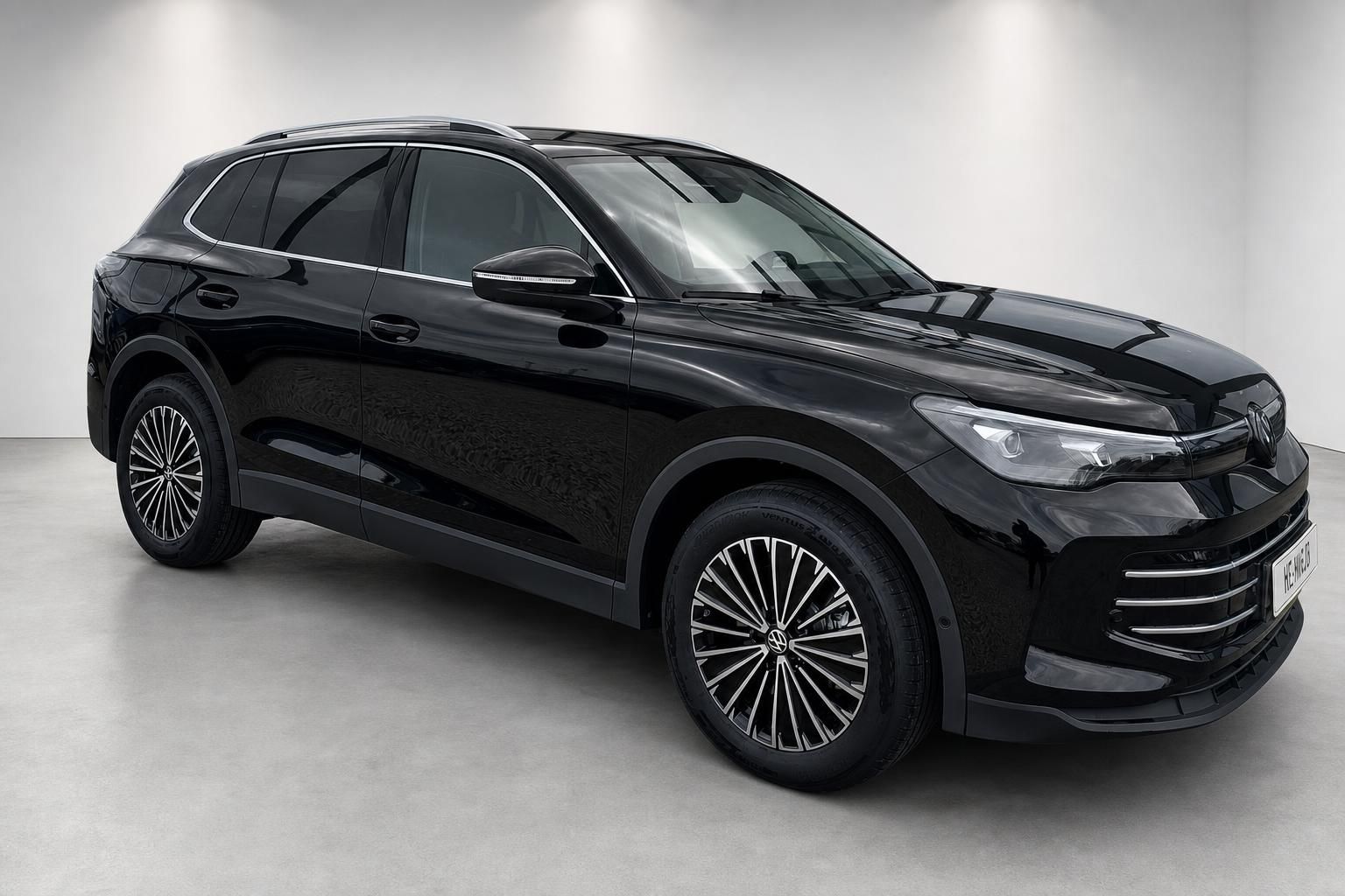 VW SUV schwarz Seitenansicht schraeg vorne