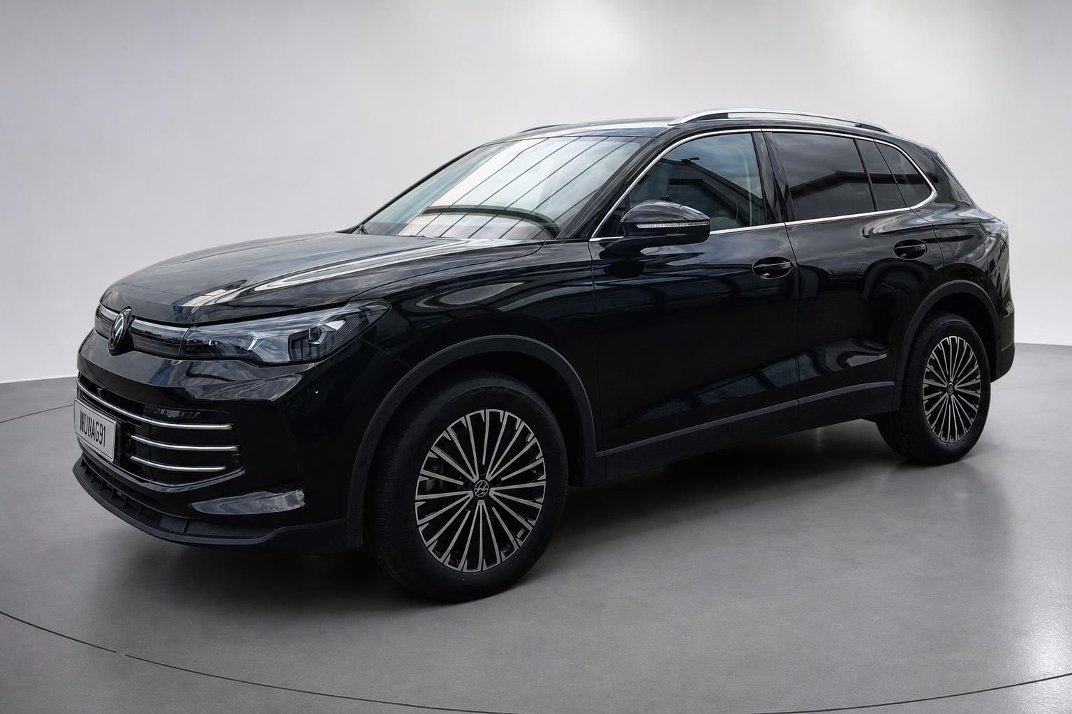 VW SUV schwarz Frontansicht schraeg Studio