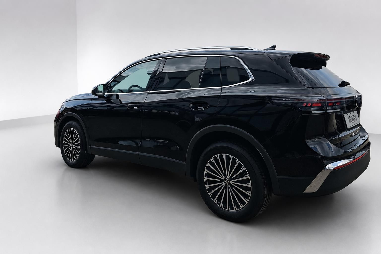 VW Tiguan schwarz Seitenansicht hinten Neuwagen